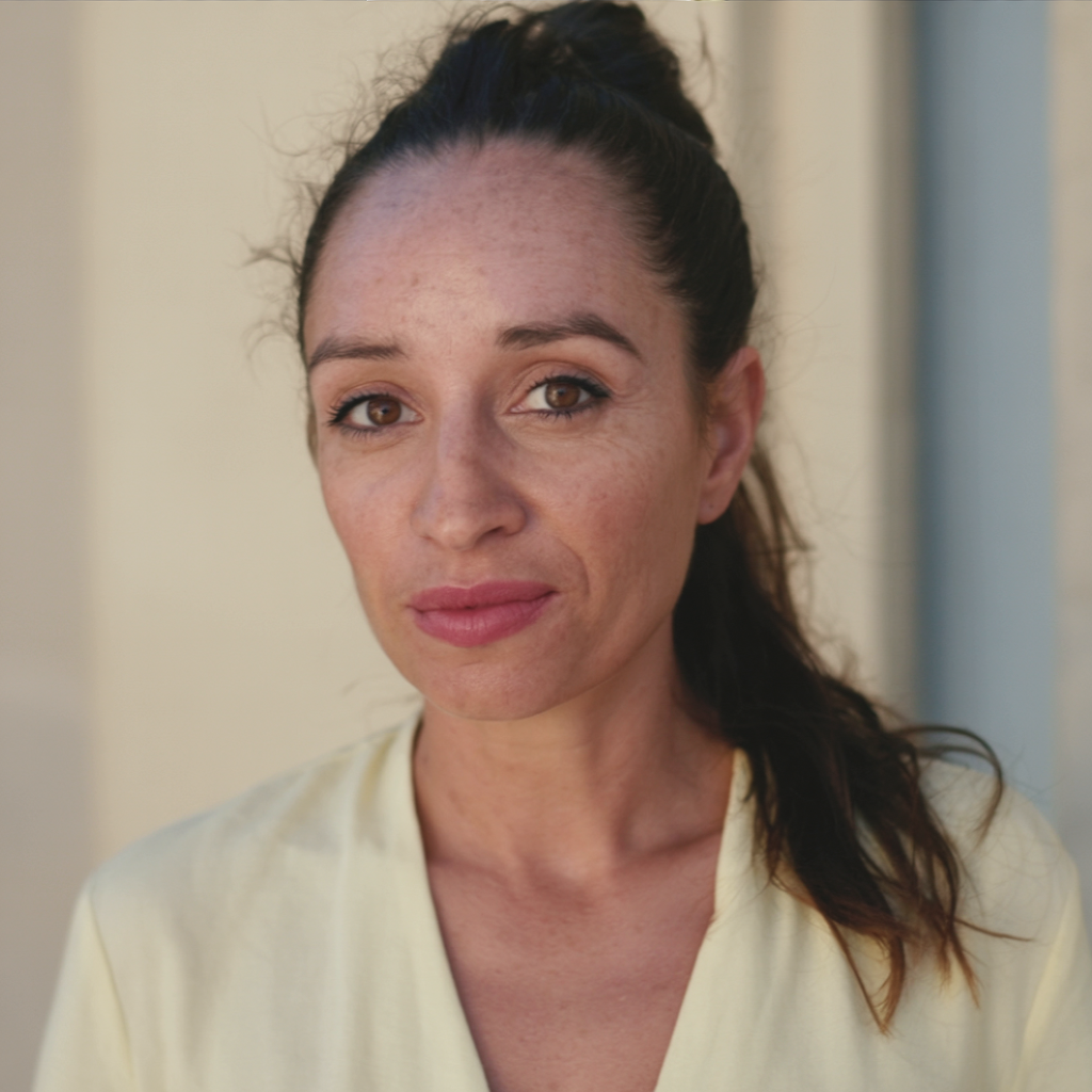 retrato-fotografico-hiperrealista-de-una_HCxl248FSRO9Pr4MeRQohw_LCUMJ4lrRMa3XSNlm224uQ.png__PID:0fed35cc-562a-460d-bc10-ca0c218cc7f1